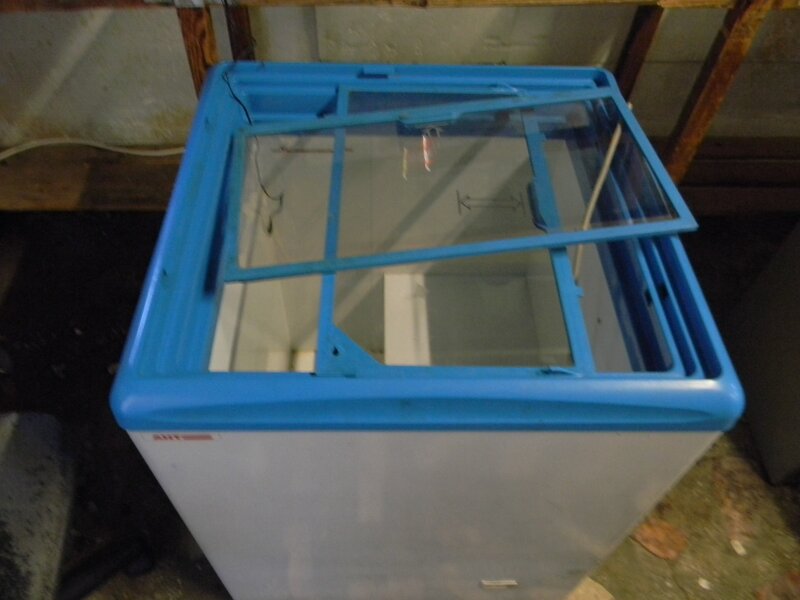 Vand doua congelatoare inghetata model AHT folosite,