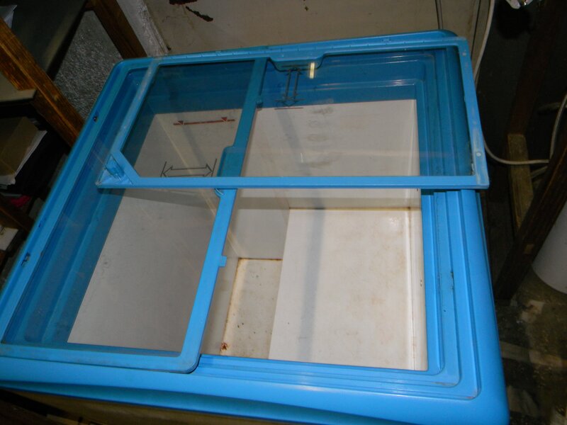 Vand doua congelatoare inghetata model AHT folosite,